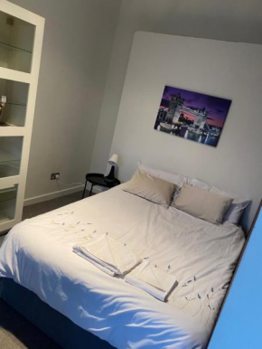 Lovely bright double room-private bathroom